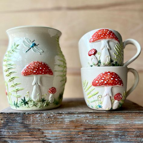 Little Garden Pottery Mushroom Vase Ceramic, Art Ideas Mushroom, Mushroom Pottery Ideas, Ceramic Pottery Art Ideas, Pottery Art Ideas, Mushroom Teapot, Mushroom Things, Ceramic Pottery Art, Mushroom Mugs