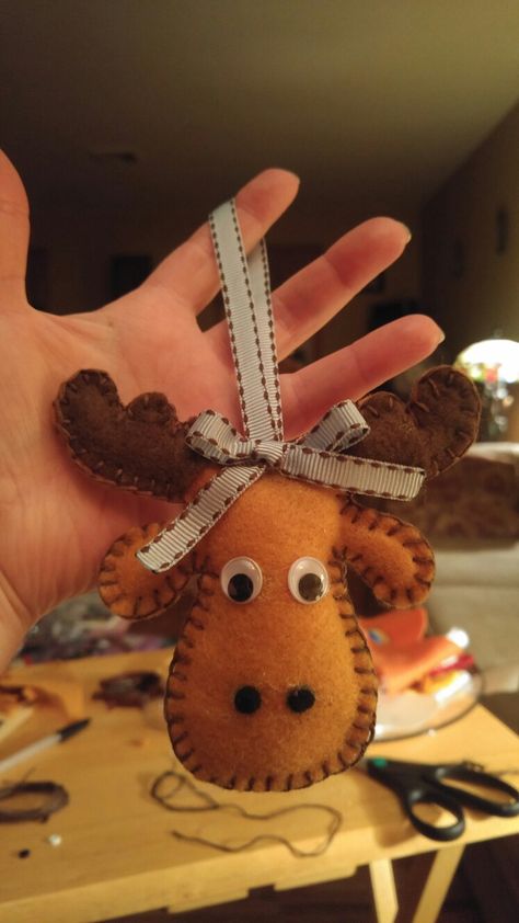 Felt Moose Ornament Pattern, Diy Deer Ornaments, Moose Crafts Diy, Diy Moose Ornaments, Diy Moose Decor, Felt Moose, Moose Ornaments, Woodland Crafts, Felt Woodland