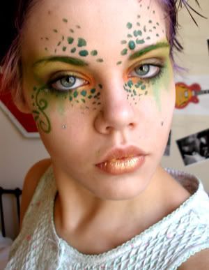 Troll Makeup Halloween, Chameleon Face Paint, Grasshopper Makeup, Turtle Makeup Ideas, Frog Inspired Makeup, Eel Makeup, Chameleon Makeup, Nemo Makeup, Seussical Makeup