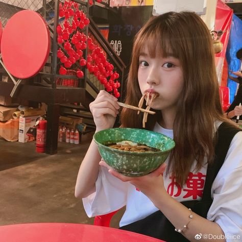 Ginger Person, Eating Noodles, Friendship Photoshoot, Face Reference, Human Poses Reference, Human Poses, Love Eat, Body Poses, Pose Reference Photo