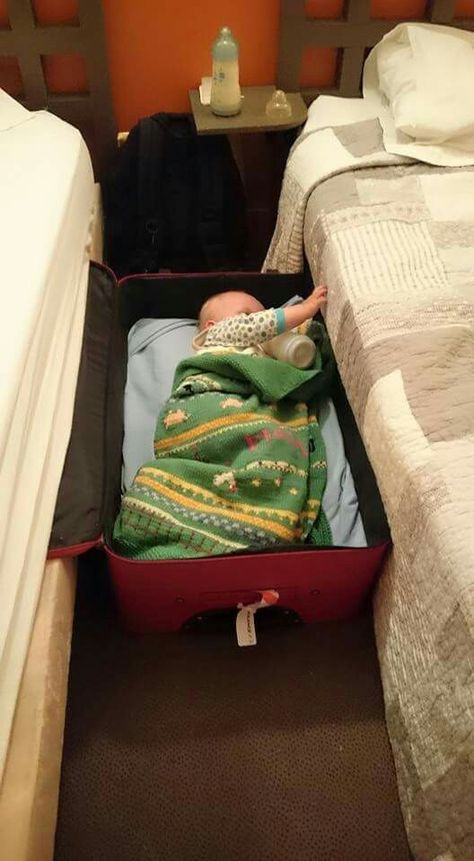 soooo smart. Instead of using a portable baby bed just reuse the suitcase. Less stuff to bring on the trip. Pregnant Delivery, Traveling Hacks, Portable Baby Bed, Travel Bassinet, Baby Help, Baby Play Activities, Baby Life Hacks, Kid Hacks, Baby Care Tips