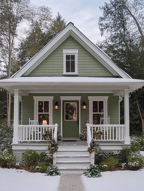 Cottage Style Homes Exterior, Dream Cottage House, Conway South Carolina, Exterior Home Colors, Cute Small Houses, Tiny Home Designs, Outside House Colors, Homes Farmhouse, Farmhouse Craftsman