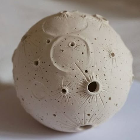 Ceramic Moon Sculpture, Clay Sphere Designs, Moon Ceramic Ideas, Sphere Ceramics Ideas, Sphere Ceramics, Simple Ceramic Projects, Clay Luminaries, Moon Ceramics, Ceramic Moon