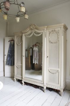 Camera Shabby Chic, French Armoire, Bedroom Bliss, Shabby Chic Dresser, Shabby Chic Bedroom, Shabby Chic Bedrooms, Chic Bathrooms, Bedroom Wardrobe, Chic Living