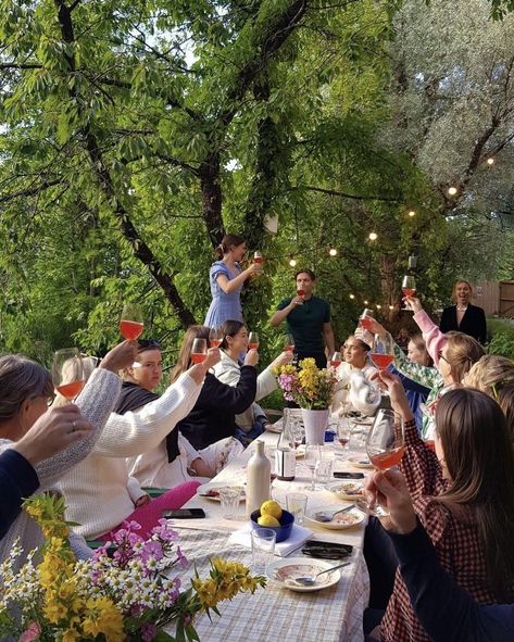 Summer Dinner Party Aesthetic Friends, Dinner Party With Friends Aesthetic, Lots Of Friends Aesthetic, Friends Dinner Party Aesthetic, Natural Wine Aesthetic, Dinner Parties With Friends, Friends Gathering Aesthetic, Friend Dinner Party, Family Gathering Aesthetic