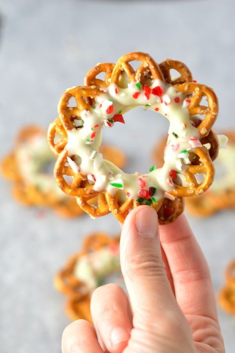 Pretzel Wreath, Pretzel Christmas, Pretzel Ideas, Christmas Pretzel, Wreath Recipe, Cracker Flavors, Peppermint Pretzel, Christmas Pretzels, New Year's Desserts