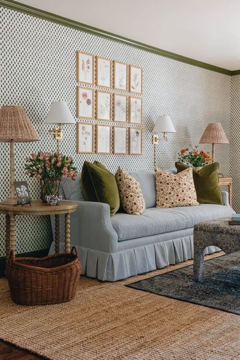 Grandmillenial Living Rooms, Granny Chic Living Room, Mint Green Room, Green Room Design, Traditional Eclectic, Glam Pad, Living Room Decorating Ideas, Living Room Decorating, Cottage Interior