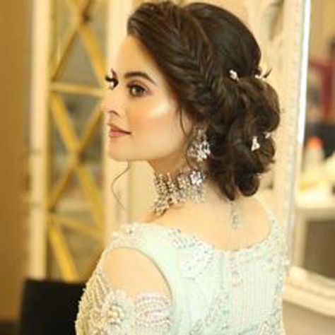 To get the same trending bridal hairstyle look, he says to ask for "long layers at the back and smooth graduated. Aiza Khan, Dunner Wordend Haar, Elegant Bun, Bridal Hairdo, Easy Bun Hairstyles, Wedding Pic, Indian Bridal Hairstyles, Front Hair Styles, Wedding Hairstyles For Long Hair