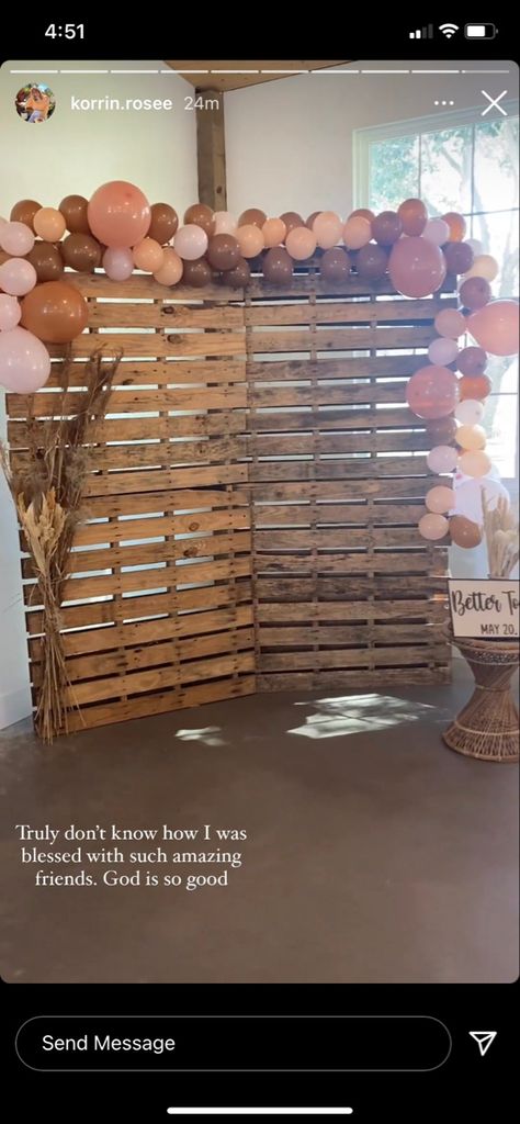 Graduating Party Ideas, Boho Birthday Party Backdrop, Graduation Party Ideas Rustic, Boho Rustic Birthday Party, Graduation Party Ideas Modern, Girls Grad Party Ideas, Balloon Arch With Pallets, Pallet And Balloon Backdrop, Grad Party Ideas Table Decor