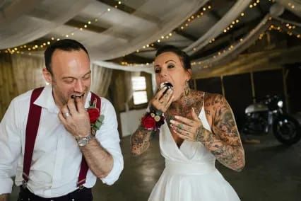 Tattooed Brides - Should You Show Off Your Tattoos On Your Wedding Day? With tattooed brides, a black wedding cake and a rock and roll vibe. #magpiewedding Tattooed Bride Classy, Bride With Tattoos, Tattooed Brides, Tattoo Bride, Funny Wedding Photography, A Black Wedding, Black Wedding Cake, Alternative Wedding Inspiration, Tattooed Bride