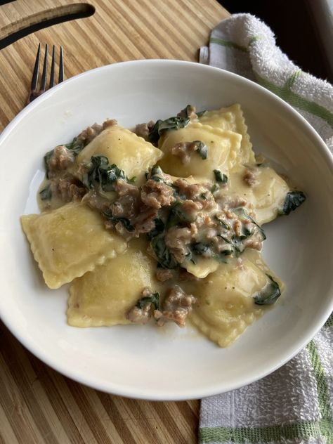 Ravioli With Sausage And Spinach, Ravioli With Italian Sausage, Sausage Ravioli Recipe, Italian Sausage Ravioli, Ravioli Alfredo, Alfredo With Spinach, Spinach Dish, Ravioli With Spinach, Ground Beef And Spinach