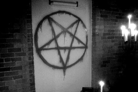 Inverted pentagram. The Devil, Bubbles, Wall