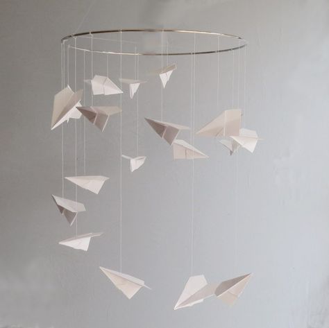 These beautiful baby mobiles would be the perfect statement for your boy nursery or girl nursery! Browse this list of the best baby mobiles and add to your nursery ideas! #nursery #nurseryideas #nurserydecor #nurseryart #girlnursery #boynursery #babymobile #nurseryideasgirl #nurseryideasboy #nurseryorganization Diy Baby Mobile Boy, Airplane Mobile, Plane Decor, Origami Airplane, Origami Mobile, Boy Mobile, Mobile Hanging, Diy Baby Mobile, Baby Mobil