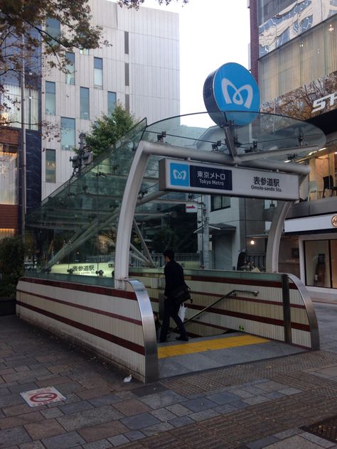 subway entrance Japan Bloxburg, Subway Store, Japanese Subway, Metro Entrance, Subway Entrance, Bloxburg City, Bus Stop Design, Tokyo Subway, Japan City