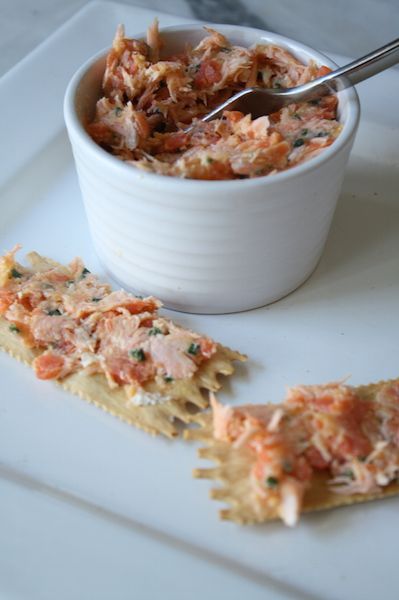 salmon rillettes . David Lebovitz via Stresscake. Salmon Roulette, Salmon Rillettes, Thomas Keller Recipes, Vegan Starters, David Lebovitz, Small Bites, Fish And Seafood, Savoury Food, Macaroni And Cheese