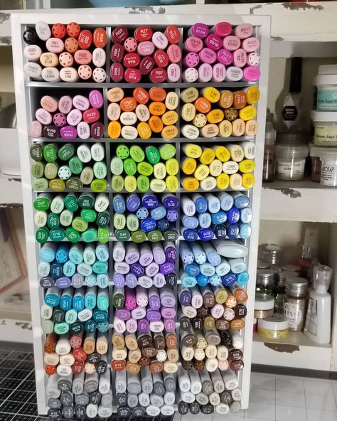 This is definitely my favorite tool in my craft room, especially after buying this marker organizer! How do you store your markers? . . .… Marker Organizer, Dream Art Room, Artist Room, Copic Marker Art, Art Studio Room, Diy Cleaning Hacks, Copic Marker, Table Designs, Studio Room