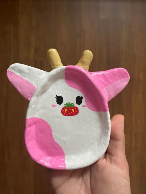 Strawberry cow inspired trinket dish for jewelry or other miscellaneous things. Crafts Clay, Clay Crafts For Kids, Tanah Liat, Clay Diy Projects, Clay Crafts Air Dry, Ceramics Pottery Art, Diy Crafts To Do, Cute Clay, Clay Art Projects