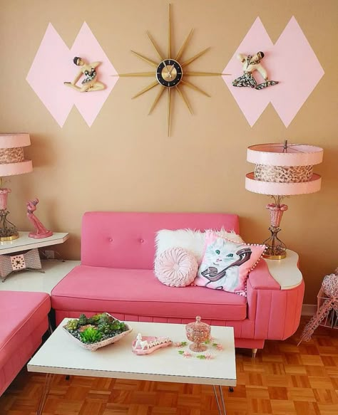 The Chic Technique:  Mid-century modern pink sofa  and light pink wall hangings. Mid Century Modern Living Room Design, 1950s Living Room, Rosa Sofa, Furniture Aesthetic, Estilo Kitsch, Sala Vintage, Furniture Mid Century, Mid Century Home, Retro Living Rooms