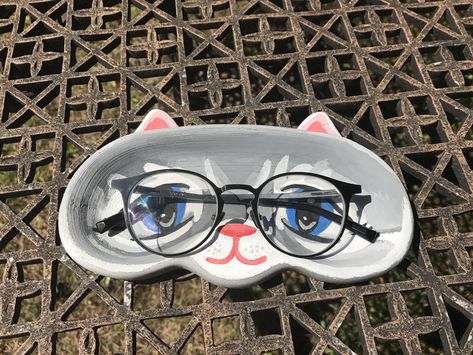 Customizable cat glass holder Air Dry Clay Glasses Holder, Ceramic Glasses Holder, Clay Glasses Holder, Clay Organizer, Useful Clay Ideas, Things To Do With Clay, Diy Fimo, Cat Home Decor, Cute Meow