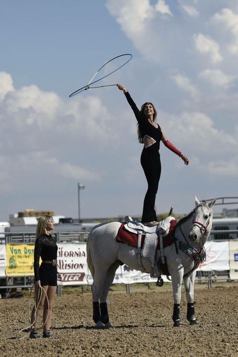 Trick Roping, Vaulting Equestrian, Pendleton Round Up, Ranch Cowboy, Trick Riding, Horse Barn Designs, Cowgirl Magazine, Cowboy Girl, Cowgirl And Horse