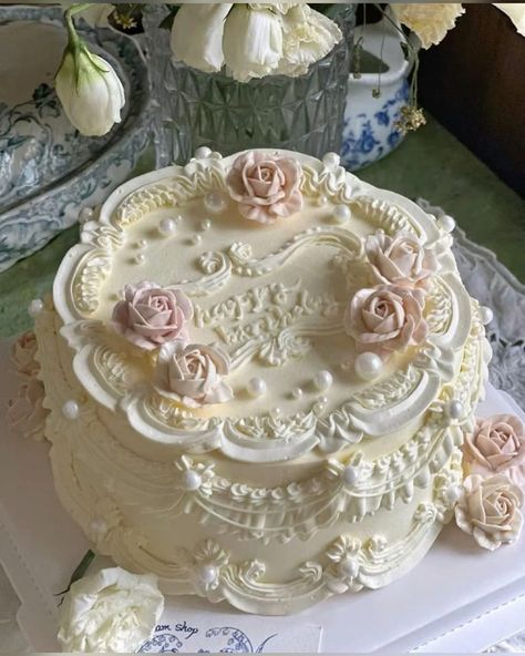 Victorian Cake Decorating, Marie Antoinette Cakes, Vintage Cakes Aesthetic, Pink Vintage Cakes, Victorian Cakes Vintage, White Cake Aesthetic, Victorian Style Cake, Vintage Cakes Birthday, White Roses Cake