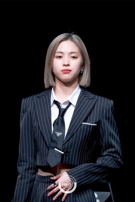 Ryujin Suit, Women Necktie, Fashion Show Dresses, Weak In The Knees, Tomboy Fashion, Girl Crushes, Model Hair, Kpop Girls, My Girl