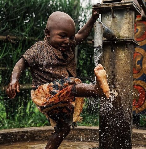 African_Roots on Instagram: “Did you know Uganda holds the most water in the African Continent?  Uganda has the largest number of lakes (69) of them among the African…” Afrique Art, Kids Around The World, African Children, Jolie Photo, People Of The World, African Beauty, Happy People, Happy Kids, Little People