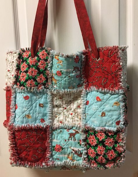 Christmas rag quilt bag Quilted Tote Bags Patterns, Rag Quilt Purse, Quilt Tote Bag, Christmas Rag Quilts, Quilt Bags, Girls Rag Quilt, Quilt Decor, Rag Quilt Patterns, Quilt Bag