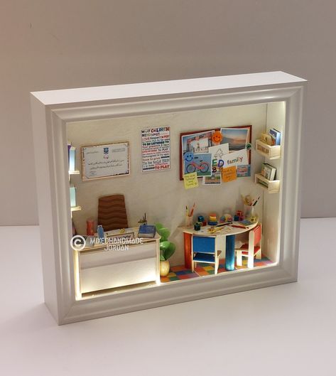 Creative Diorama Ideas, Diy Mini Furniture, Shoebox House, Clay Diorama, House Miniature Diy, Shoebox Diorama, Frames Diy Crafts, Room Box Miniatures, Paper Crafts Magazine