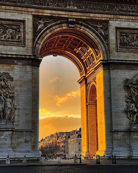 ChampsElysees_Paris on Instagram: “Champs Elysées Paris, Always Amazing Arc de Triomphe Crédit Photo: aurelien_vpm Follow us on IG: @champselysees_paris…” Champs Elysees Paris, Champs Élysées, George Washington Bridge, Champs Elysees, Paris Travel, Aesthetic Vintage, Vacation Spots, Big Ben, Paris France