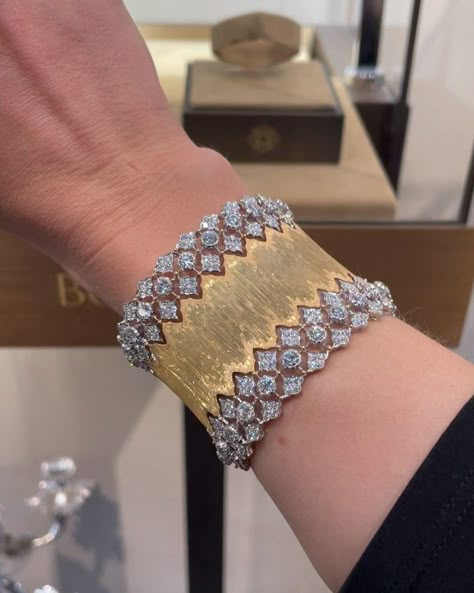 Buccellati Bracelet, Buccellati Jewelry, Gold Jewelry Prom, Gold Bracelets Stacked, Parallel Lines, Fancy Jewellery Designs, Dope Jewelry, Bracelet Design, Classy Jewelry