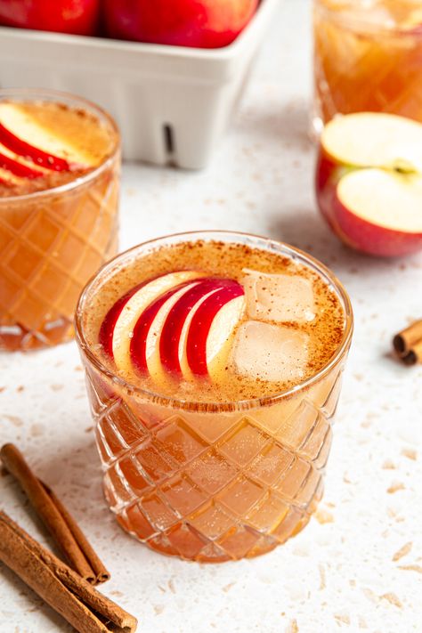 Easy Apple Mocktail (Refined Sugar Free) - At Elizabeth's Table No Sugar Mocktail, Sugar Free Mocktail, Apple Mocktail, Sugar Free Drinks, Fall Drink, Alcohol Free Drinks, Simple Sugar, Healthy Apple, Easiest Apples