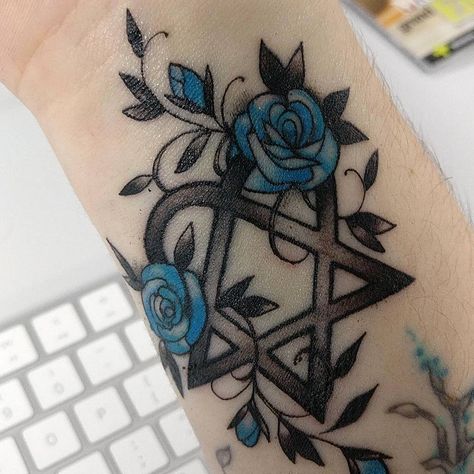 Tatuaje Heartagram https://www.instagram.com/p/Bb7pYwUjHP0/?taken-by=hazwynn Heartagram Tattoo Ideas, Heartagram Tattoo Design, Heartagram Design, Heartagram Tattoo, Vegan Tattoo, Doodle Tattoo, Ville Valo, Different Tattoos, Best Friend Tattoos