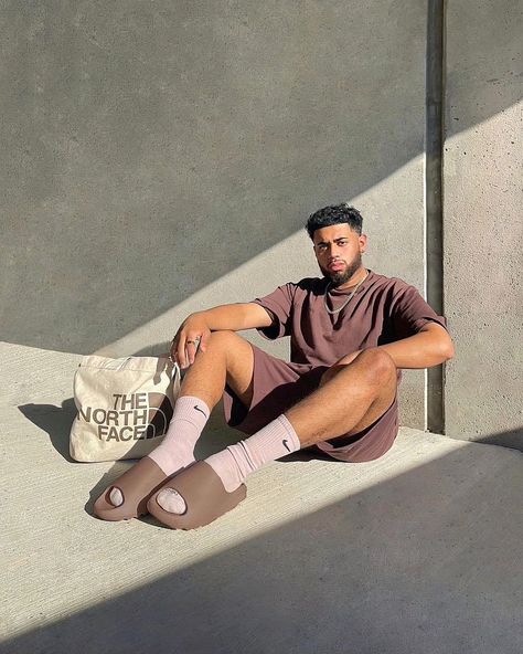 Yeezy Slippers Outfit, Yeezy Slippers, Yeezy Slides Outfit, Shorts Outfit Ideas, Slippers Outfit, Yeezy Outfit, Slides Outfit, Streetwear Outfit Ideas, Y2k Outfit Ideas