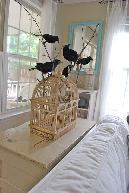 halloween crows decor Easy Halloween Decor, Tree Branch Decor, Easy Halloween Decorations, Black Birds, Bird Cage Decor, Branch Decor, Theme Halloween, Bird Cages, Halloween Event