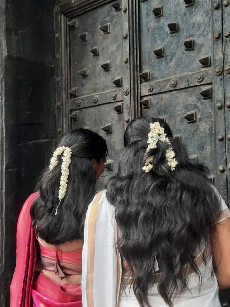 Onam Aesthetic, Temple Poses, South Indian Hairstyle, Temple Aesthetic, South Asian Aesthetic, Desi Aesthetics, South Indian Sarees, Desi Fashion Casual, Peace Illustration