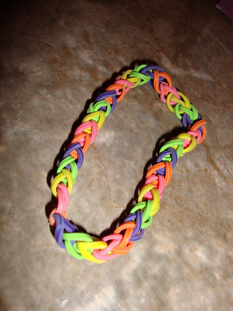 Hair tie braclet Hair Tie Bracelet, Interior Design Diy, Kid Crafts, Cute Bracelets, Braided Bracelets, Hair Tie, Hair Ties, Bracelet Making, Embroidered Friendship Bracelet