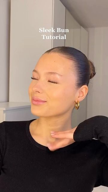 Sara 🤍 on Instagram: "Sleek Bun Tutorial 💗 #sleekbun #hairstyle #sleekponytail #bellahadidstyle #bellahadid #reels" Sleek Bun Tutorial, Clean Bun, Sleek Bun Hairstyles, Slick Ponytail, Ponytail Tutorial, Sleek Ponytail Hairstyles, Classy Hairstyles, Sleek Bun, Bun Tutorial