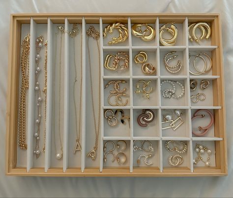 #jewelry #aesthetic #fashion #earrings #necklace #jewelrybox #girlsfashion #vanilla #alixearle #cozy Aesthetic Jewelry Holder, Jewelry Box Aesthetic, Box Aesthetic, Beauty Room Vanity, Jewelry Organizer Drawer, Cloud Sofa, Jewelry Drawer, Present Christmas, Necklace Organizer