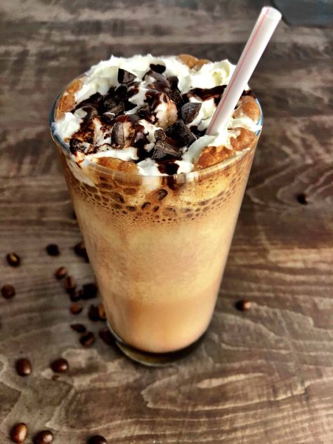 Keto Frappe, Desserts In Shot Glasses, Monster Milkshakes, Chocolate Touch, Low Carb Protein Shakes, Keto Breakfast Smoothie, Frappe Recipe, Future Chef, Keto Shakes