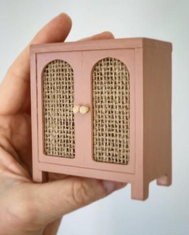 Handmade Dollhouse Furniture, Doll House Miniature, Diy Doll House Furniture, Doll House Furniture Diy, Diy Miniature Furniture, Bookshelf Dollhouse, Diy Dolls House Accessories, Doll House Diy, Barbie House Furniture