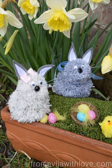 how to make diy pom pom bunnies for easter Pom Pom Bunnies, Burlap Bunny, Crafts For Teens To Make, Easy Easter Decorations, Diy Pom Pom, How To Make A Pom Pom, Pom Pom Crafts, Cute Easter Bunny, Easter Projects