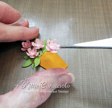 Tiny Paper Flowers Diy How To Make, Diy Tiny Paper Flowers, Tiny Flowers Diy, Diy Card Embellishments, How To Make Tiny Paper Flowers, How To Make Small Flowers, How To Make Small Paper Flowers, Diy Cards With Flowers, Small Paper Flowers Diy