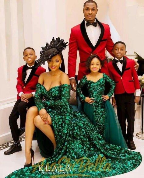 @AmbitiousGyall 🪬 Glam Family Photoshoot, Christmas Pictures Outfits, Christmas Family Photoshoot, Family Photoshoot Outfits, Family Christmas Pictures, Family Holiday Photos, Couple Style, Eyeliner Makeup, Family Picture Outfits