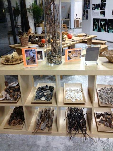 Open ended resources. Beautiful, clean and inviting set up Abordagem Reggio Emilia, Reggio Emilia Classroom, Reggio Emilia Approach, Reggio Inspired Classrooms, Reggio Emilia Inspired, Reggio Classroom, Reggio Inspired, Classroom Environment, Classroom Setup