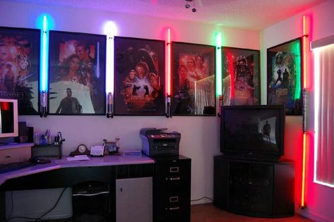 Geek room Geek Room Ideas, Star Wars Man Cave, Decoracion Star Wars, Star Wars Room Decor, Game Room Lighting, Geek Room, Zimmer Diy, Star Wars Bedroom, Nerd Room