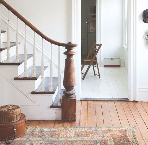 Colonial Staircase Entryway, Colonial Staircase, Stair Newel Post, Handrail Design, House Staircase, Newel Posts, Staircase Railings, Modern Vintage Home, Interior Stairs