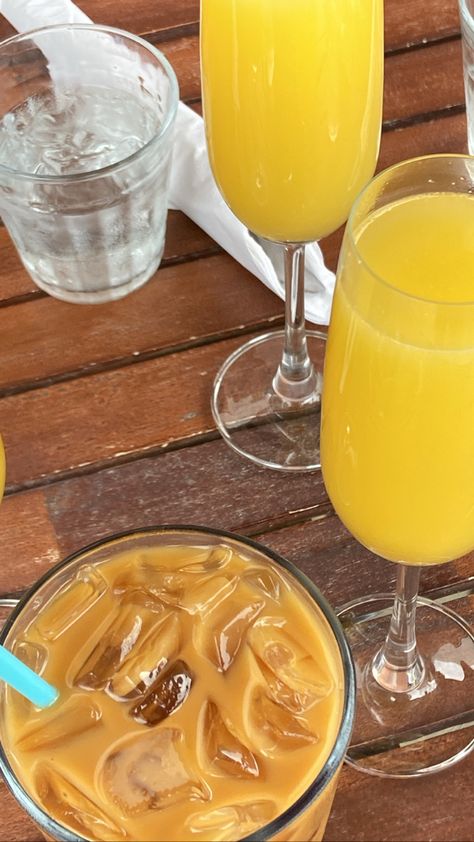 #brunch #mimosa #brunchideas #brunchaesthetic #mimosabar Mimosa Instagram Story, Brunch Mimosas Aesthetic, Mimosas Aesthetic, Mimosa Aesthetic, Brunch Mimosa, Brunch Club, Mimosa Bar, Mimosa, Pretty Flowers