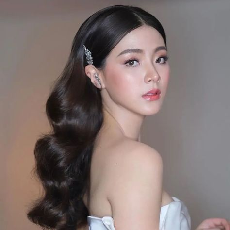 Baifern Pimchanok Icons, Baifern Pimchanok Photoshoot, Bride Hairstyles Asian, Baifern Pimchanok Instagram, Bride Makeup Asian, Pink Wedding Makeup, Pimchanok Luevisadpaibul, Bride Makeup Natural, Oc Group