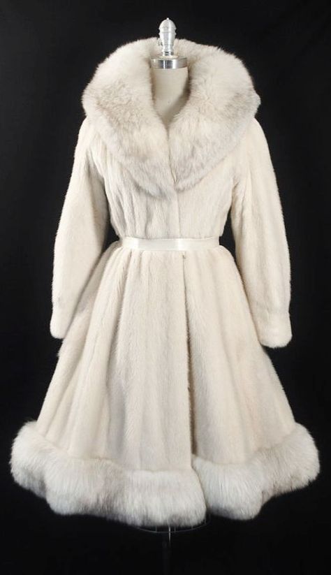 1950s Christmas Dress, Retro Vintage Outfits 1950s, Winter Coat Aesthetic, 1950s Winter Fashion, Vintage Christmas Outfit, Dress With Fur Coat, Ugg Fashion, 1950s Shoes, Princess Look